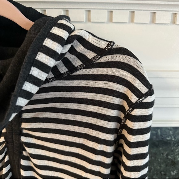 Lululemon In A Cinch Long Sleeve Tee Heathered Black size 6 - Picture 3 of 8